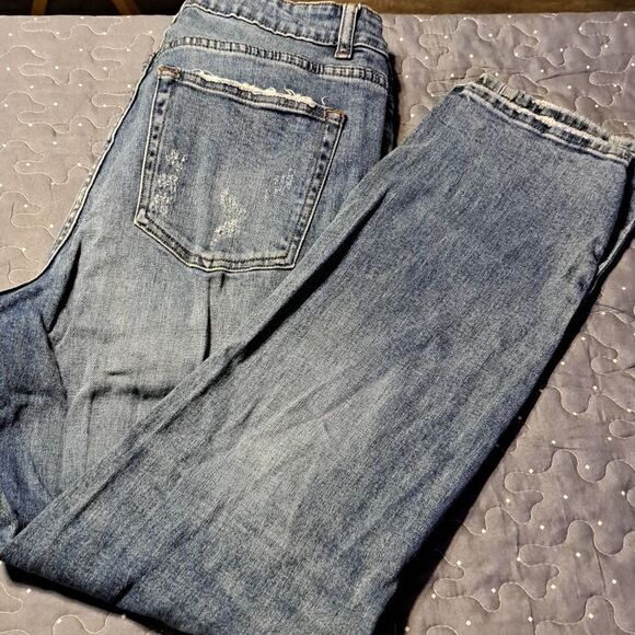 Fashion Nova distressed jeans size 9 - Picture 1 of 4